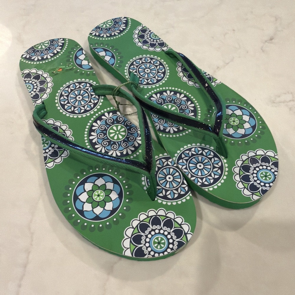 Vera Bradley CUPCAKES L 9 10 Kelly Green Navy Medallion Flip Flop NWT See Pics